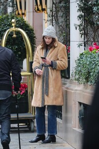 alexa-chung-smoke-break-in-paris-02-27-2020-3.jpg