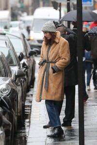 alexa-chung-smoke-break-in-paris-02-27-2020-4.jpg