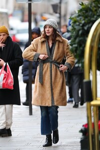 alexa-chung-smoke-break-in-paris-02-27-2020-6.jpg