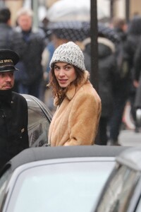 alexa-chung-smoke-break-in-paris-02-27-2020-7.jpg