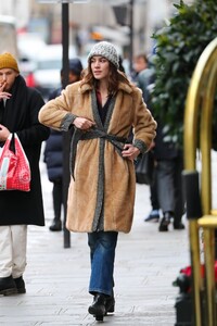 alexa-chung-smoke-break-in-paris-02-27-2020-8.jpg