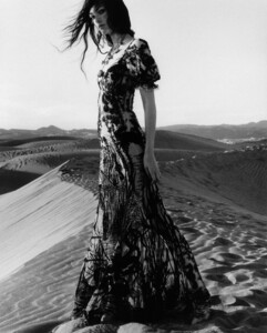 alexander-mcqueen-spring-summer-2017-vittoria-ceretti-by-jamie-hawkesworth-15.thumb.jpg.cb0b8043f01328a9c8d15ad8a9233c2e.jpg