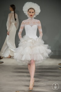 alexis-mabille-css20-0021-a0ed74.thumb.jpg.45d53b6e919cdc79e2918ad85add03d6.jpg