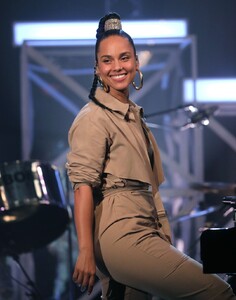 alicia-keys-graham-norton-show-02-06-2020-11.jpg