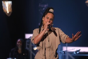 alicia-keys-graham-norton-show-02-06-2020-2.jpg