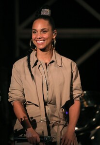 alicia-keys-graham-norton-show-02-06-2020-6.jpg