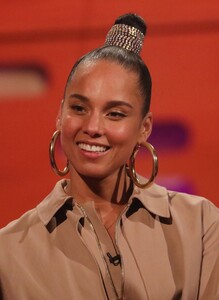 alicia-keys-graham-norton-show-02-06-2020-9.jpg