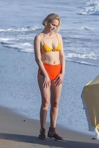 amber-valletta-in-a-bikini-photoshoot-at-malibu-beach-01-30-2020-8.jpg