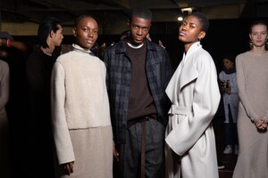 backstage-defile-agnona-automne-hiver-2020-2021-milan-coulisses-94.thumb.jpg.7111ce39bd46061a604bf6205eaf550b.jpg