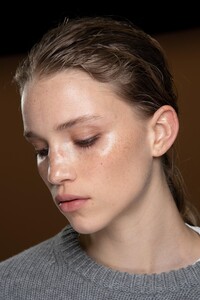 backstage-defile-alberta-ferretti-automne-hiver-2020-2021-milan-coulisses-10.thumb.jpg.7e1a335d6729aad04ba6c156c5eda98b.jpg