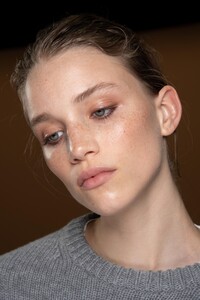 backstage-defile-alberta-ferretti-automne-hiver-2020-2021-milan-coulisses-11.thumb.jpg.31ff9a52747916a3cd8d0ef8af514ff6.jpg