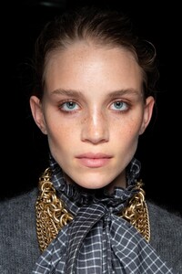backstage-defile-alberta-ferretti-automne-hiver-2020-2021-milan-coulisses-299.thumb.jpg.04b9a8f50061ec005536dd4dd9003595.jpg