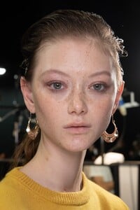 backstage-defile-alberta-ferretti-automne-hiver-2020-2021-milan-coulisses-3.thumb.jpg.4d4a87ca9c14fad5e3c9f14955009d55.jpg
