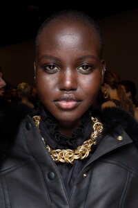 backstage-defile-alberta-ferretti-automne-hiver-2020-2021-milan-coulisses-336.thumb.jpg.c0a2767bd0f94169c85c4876588c158f.jpg