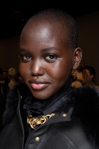 backstage-defile-alberta-ferretti-automne-hiver-2020-2021-milan-coulisses-337.thumb.jpg.d654240e6d9cc1943afbf7b6524e1a2b.jpg