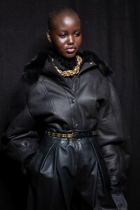 backstage-defile-alberta-ferretti-automne-hiver-2020-2021-milan-coulisses-349.thumb.jpg.b3d1feb0201211580ed3cff1af040c27.jpg