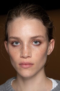 backstage-defile-alberta-ferretti-automne-hiver-2020-2021-milan-coulisses-8.thumb.jpg.ec9ae7125c74b8ac407502a908d9bfed.jpg