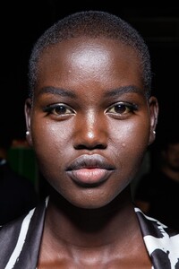backstage-defile-alberta-ferretti-printemps-ete-2020-milan-coulisses-29.thumb.jpg.c17858460b388772634512e35aaff886.jpg