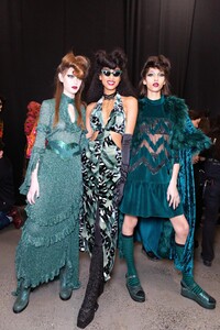backstage-defile-anna-sui-automne-hiver-2020-2021-new-york-coulisses-57.thumb.jpg.3a973d398d6d453e2cf7ac902a5048c3.jpg