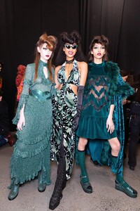 backstage-defile-anna-sui-automne-hiver-2020-2021-new-york-coulisses-57.thumb.jpg.ffdcaaff000003e3f35d25a211ca5291.jpg