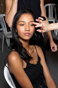 backstage-defile-balmain-printemps-ete-2020-paris-coulisses-174.thumb.jpg.0b9ae817ff37a2c0c9f6b72c7f87b15e.jpg