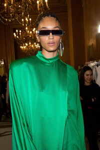 backstage-defile-balmain-printemps-ete-2020-paris-coulisses-195.thumb.jpg.4eff5398dc3e0ad7f3d33c6bddd34fc8.jpg