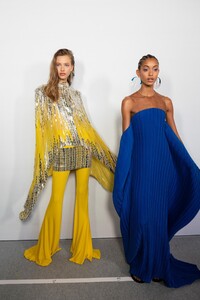 backstage-defile-balmain-printemps-ete-2020-paris-coulisses-64.thumb.jpg.b00dc0c0656f03e222b064a715f9aeb3.jpg