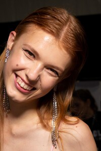 backstage-defile-blumarine-printemps-ete-2020-milan-coulisses-116.thumb.jpg.c06d1522acd1746d1a45a43a195f9435.jpg