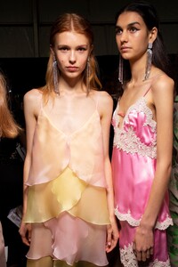 backstage-defile-blumarine-printemps-ete-2020-milan-coulisses-123.thumb.jpg.1dd199d6401df709037116e9eeb21483.jpg