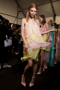 backstage-defile-blumarine-printemps-ete-2020-milan-coulisses-249.thumb.jpg.bdedeb8f55a497986774b299c52e2796.jpg
