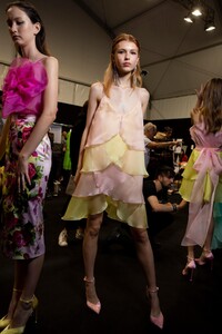 backstage-defile-blumarine-printemps-ete-2020-milan-coulisses-250.thumb.jpg.3673c914f1d0c820466d183b592d5f4e.jpg
