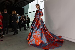 backstage-defile-carolina-herrera-automne-hiver-2020-2021-new-york-coulisses-30.thumb.jpg.b4b42a101dbe0c1efd5a19df517d2617.jpg