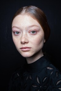 backstage-defile-carolina-herrera-automne-hiver-2020-2021-new-york-coulisses-42.thumb.jpg.43f895a8a7812610bb2ff70737d5c9fa.jpg