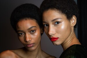 backstage-defile-carolina-herrera-automne-hiver-2020-2021-new-york-coulisses-46.thumb.jpg.e424eacc9bfdfbbef15a3e60a83d3ff0.jpg