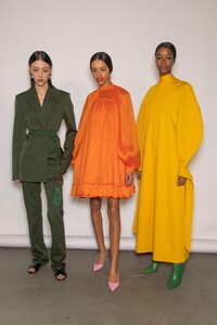 backstage-defile-carolina-herrera-automne-hiver-2020-2021-new-york-coulisses-87.thumb.jpg.ee935234b3d1aad08a6c6e412f33d936.jpg