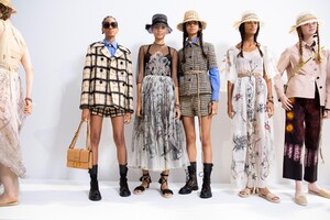 backstage-defile-christian-dior-printemps-ete-2020-paris-coulisses-245.thumb.jpg.bf82db14ef3772c81594cd35ff89507e.jpg