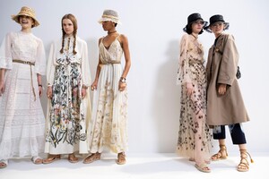 backstage-defile-christian-dior-printemps-ete-2020-paris-coulisses-257.thumb.jpg.f89500ceee2e6532b9d922eff9dd4798.jpg