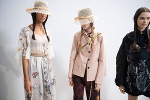 backstage-defile-christian-dior-printemps-ete-2020-paris-coulisses-391.thumb.jpg.aa7725fdb33a635d37136054bcac74a7.jpg