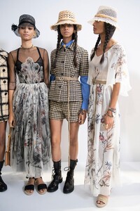 backstage-defile-christian-dior-printemps-ete-2020-paris-coulisses-392.thumb.jpg.cfddf58f25913d12e8b0dbdb45a62e98.jpg