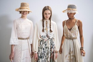 backstage-defile-christian-dior-printemps-ete-2020-paris-coulisses-401.thumb.jpg.fae87ed7f083b53da5f73558a617570d.jpg