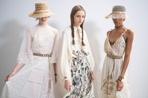 backstage-defile-christian-dior-printemps-ete-2020-paris-coulisses-402.thumb.jpg.295ef7f6771f5164ba0e0b1b09f7427c.jpg
