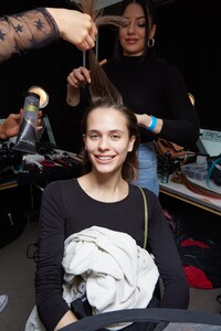 backstage-defile-christian-siriano-automne-hiver-2020-2021-new-york-coulisses-1.thumb.jpg.fe37cebf02358eba88edc195bd7662e7.jpg