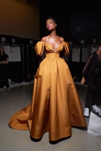 backstage-defile-christian-siriano-automne-hiver-2020-2021-new-york-coulisses-142.thumb.jpg.207284c7f01e3f312e92840420980ecd.jpg