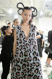 backstage-defile-christian-wijnants-printemps-ete-2020-paris-coulisses-148.thumb.jpg.e7931386d2766b982996b49b63fd52db.jpg