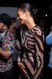 backstage-defile-david-koma-printemps-ete-2020-londres-coulisses-37.thumb.jpg.96de654d7003ad8b8805e521fe75beaa.jpg