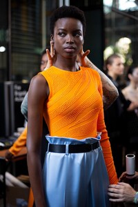 backstage-defile-david-koma-printemps-ete-2020-londres-coulisses-81.thumb.jpg.847d27b07b9f6b99b4315469da9a5e76.jpg