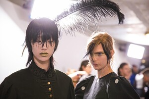 backstage-defile-dries-van-noten-printemps-ete-2020-paris-coulisses-181.thumb.jpg.37fd980bec922e7d637122a807ba556f.jpg