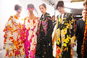 backstage-defile-dries-van-noten-printemps-ete-2020-paris-coulisses-186.thumb.jpg.b0644df28e96dead7dffa3539b64939b.jpg