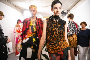 backstage-defile-dries-van-noten-printemps-ete-2020-paris-coulisses-190.thumb.jpg.7626947791e37cf309b1291756de1826.jpg