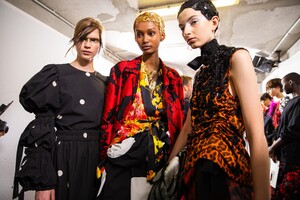 backstage-defile-dries-van-noten-printemps-ete-2020-paris-coulisses-191.thumb.jpg.7d1523792d406ae46bb0d449ff46f82d.jpg